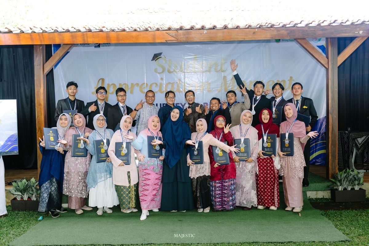 Siswa Sekolah Bintang Madani pada acara kelulusan